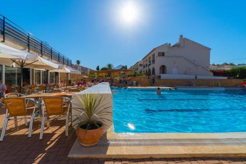 Imagen de la piscina del Aparthotel Alfas Oasis. Foto 17