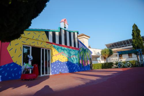 Imagen de los exteriores del Aparthotel Alfas Oasis. Foto 12