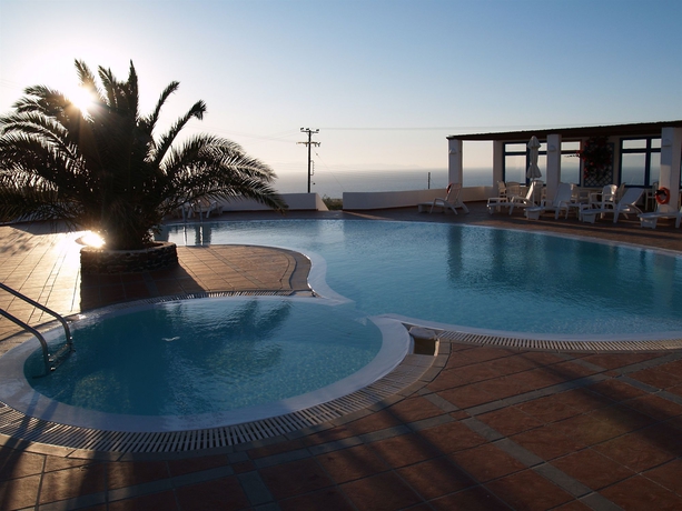 Imagen de la piscina del Aparthotel Anemomilos Hotel and Apartments. Foto 12
