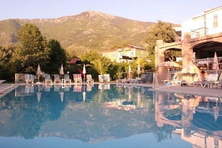 Imagen de la piscina del Aparthotel Ant. Foto 13