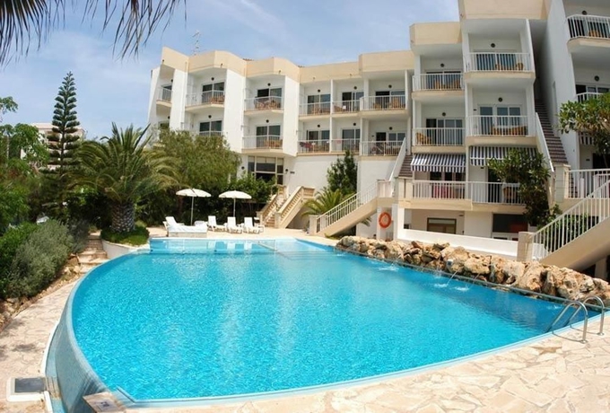 Imagen de la piscina del Aparthotel Apartamentos Castav&iacute;. Foto 14