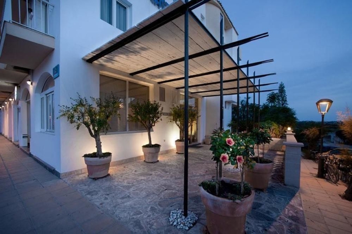 Imagen de los exteriores del Aparthotel Apartamentos Castav&iacute;. Foto 11