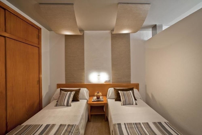 Imagen de la habitación del Aparthotel Apartamentos Castav&iacute;. Foto 7