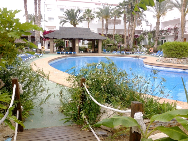 Imagen de la piscina del Aparthotel Apartamentos Mexico. Foto 12