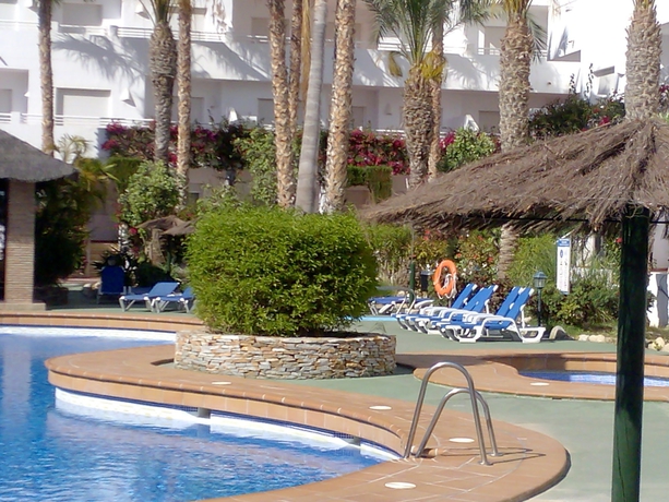 Imagen de la piscina del Aparthotel Apartamentos Mexico. Foto 16