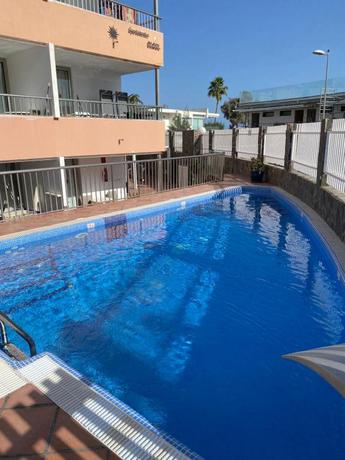 Imagen de la piscina del Aparthotel Apartamentos Oasis Sol. Foto 9