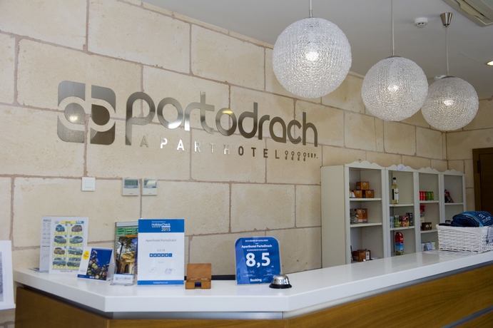Imagen de los interiores del Aparthotel Apartamentos Portodrach. Foto 16