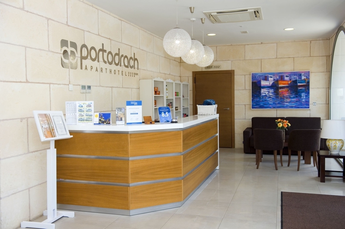 Imagen de los interiores del Aparthotel Apartamentos Portodrach. Foto 17
