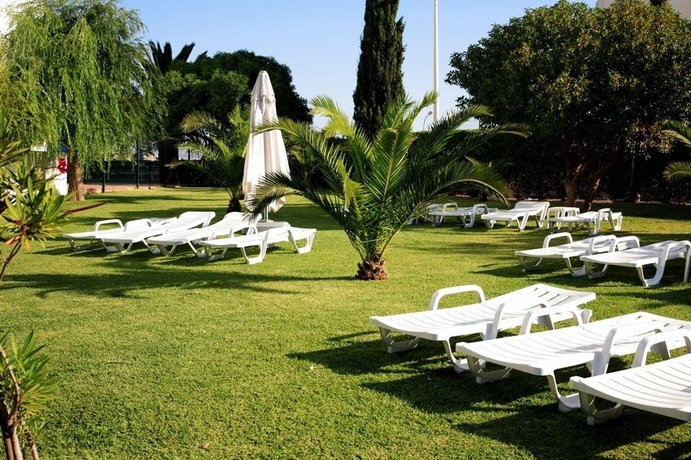 Imagen de la piscina del Aparthotel Apartamentos Tur&iacute;sticos Janelas Do Mar. Foto 6