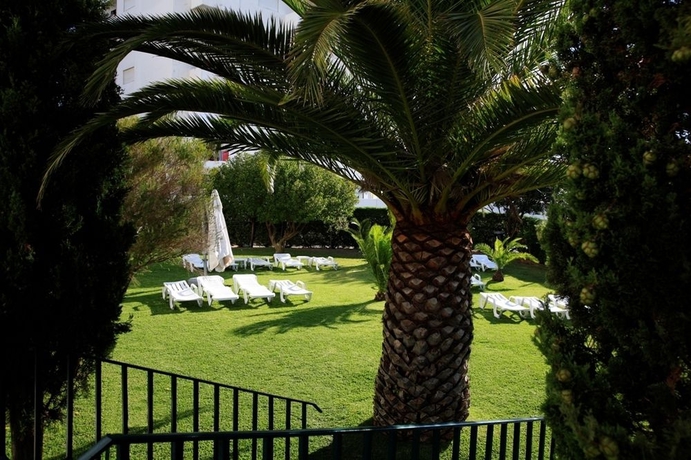 Imagen de la piscina del Aparthotel Apartamentos Tur&iacute;sticos Janelas Do Mar. Foto 9