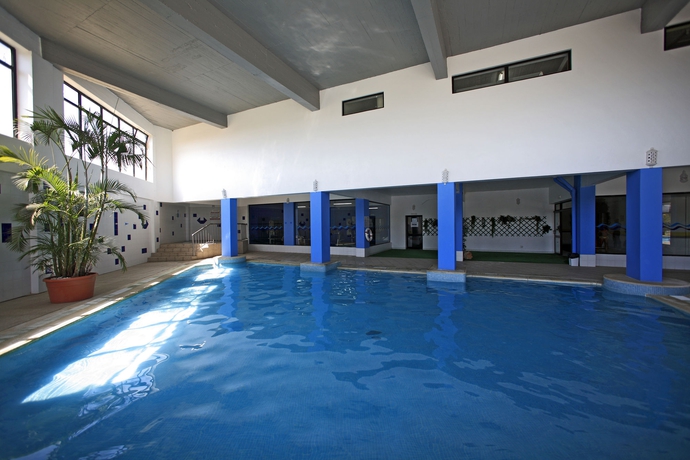 Imagen de la piscina del Aparthotel Apartamentos Tur&iacute;sticos Janelas Do Mar. Foto 10
