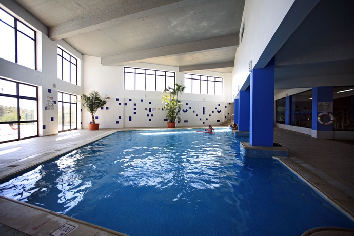 Imagen de la piscina del Aparthotel Apartamentos Tur&iacute;sticos Janelas Do Mar. Foto 11