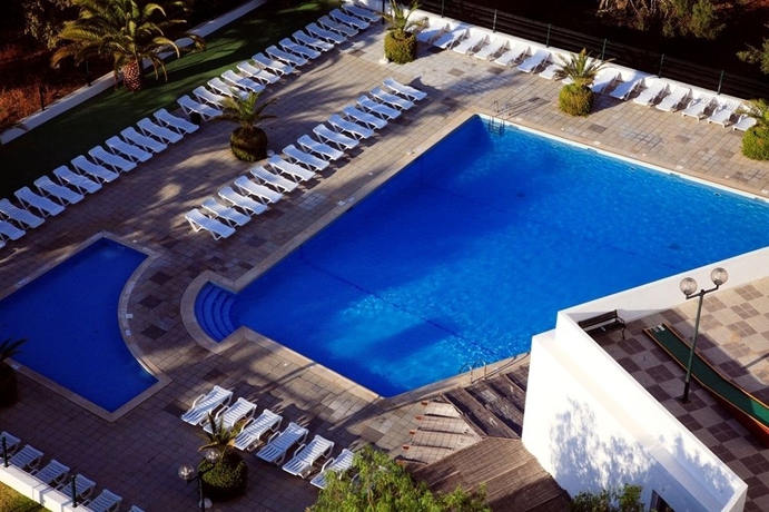 Imagen de la piscina del Aparthotel Apartamentos Tur&iacute;sticos Janelas Do Mar. Foto 12