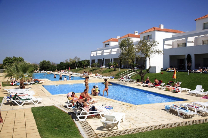 Imagen de la piscina del Aparthotel Apartamentos Tur&iacute;sticos Pateo Village. Foto 4