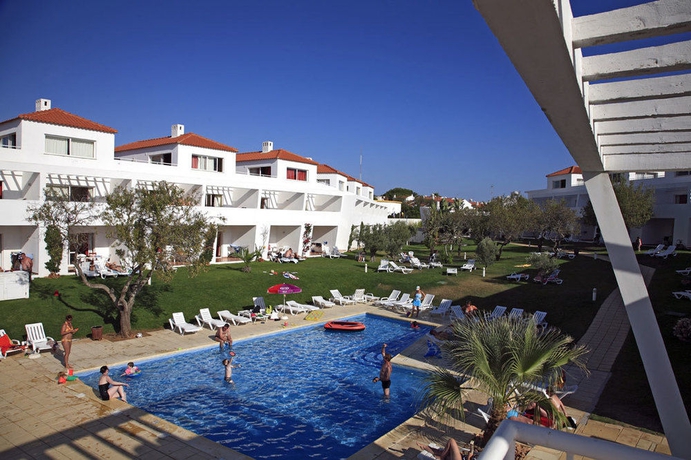 Imagen de la piscina del Aparthotel Apartamentos Tur&iacute;sticos Pateo Village. Foto 6
