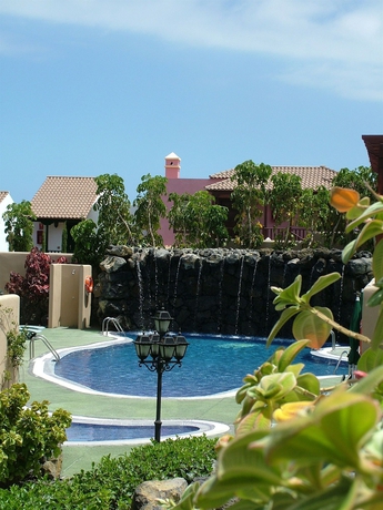 Imagen de la piscina del Aparthotel Apartments El Cerrito. Foto 6