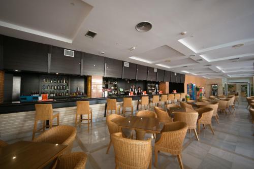 Imagen del bar/restaurante del Aparthotel Arena Center. Foto 3