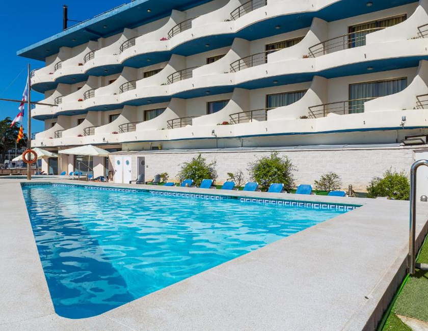 Imagen de la piscina del Aparthotel Astuy. Foto 9