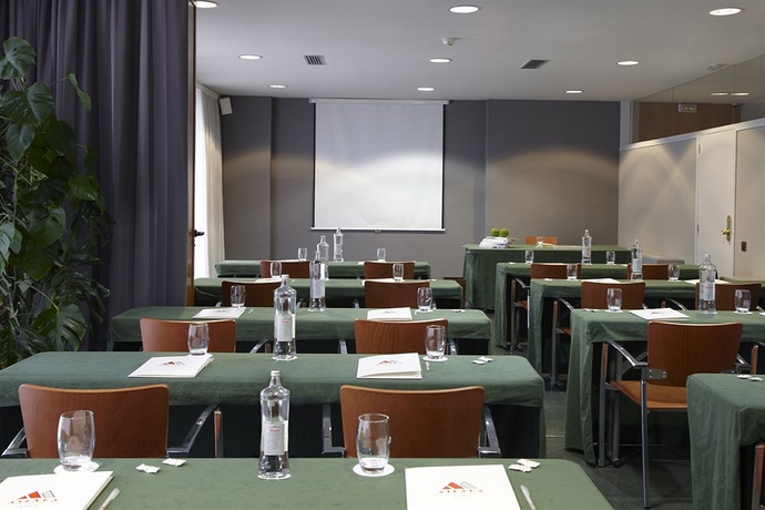 Imagen de los interiores del Aparthotel Atenea Barcelona. Foto 12