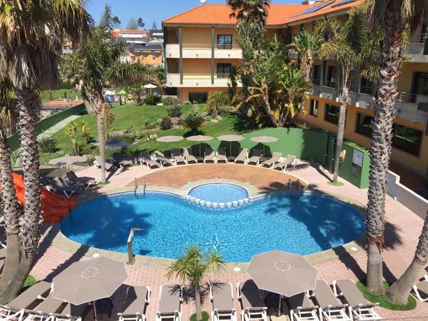 Imagen de la piscina del Aparthotel Atl&aacute;ntico Resort. Foto 8