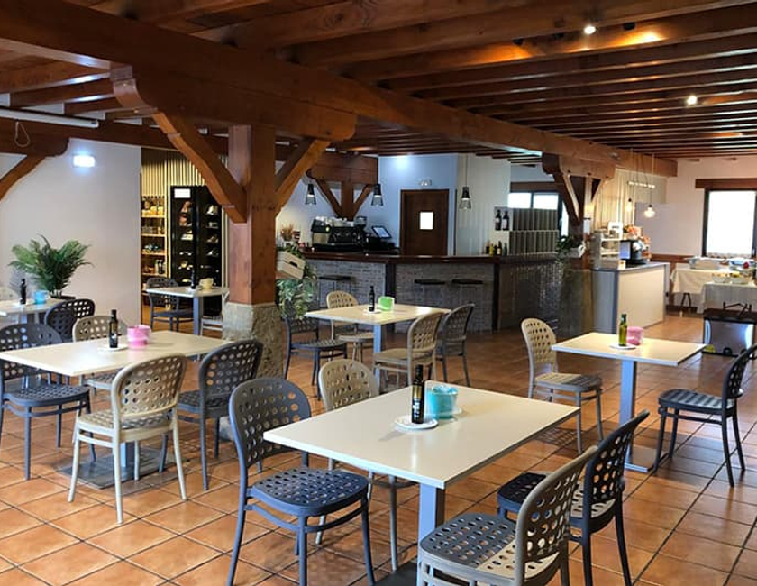Imagen del bar/restaurante del Aparthotel Atxurra. Foto 2