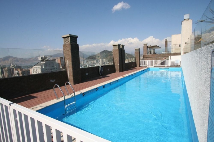 Imagen de la piscina del Aparthotel BMB Suites Apart Hotel. Foto 15