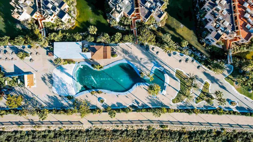 Imagen de la piscina del Aparthotel Bahia Sur. Foto 15