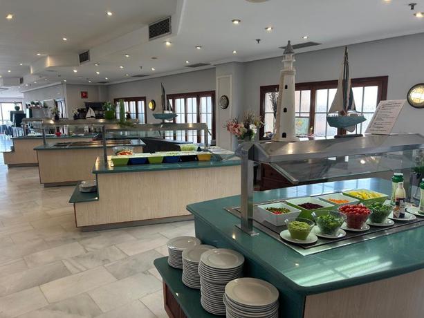 Imagen del bar/restaurante del Aparthotel Bahia Sur. Foto 11