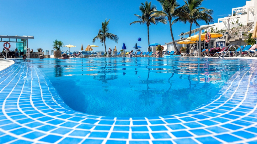 Imagen de la piscina del Aparthotel Bah&iacute;a Blanca, Puerto Rico. Foto 16