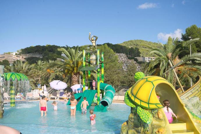 Imagen de la piscina del Aparthotel Balansat Resort. Foto 18