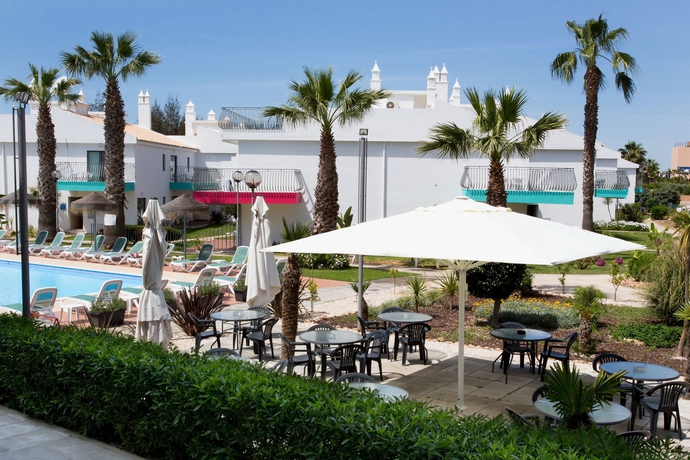 Imagen de los exteriores del Aparthotel Bayside Salgados. Foto 8