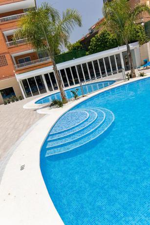 Imagen de la piscina del Aparthotel Bcl Levante Lux. Foto 19
