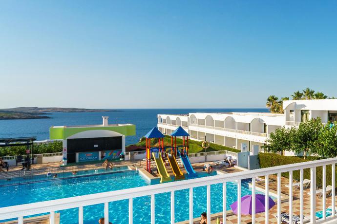 Imagen de la piscina del Aparthotel Beach Club, Son Parc. Foto 16