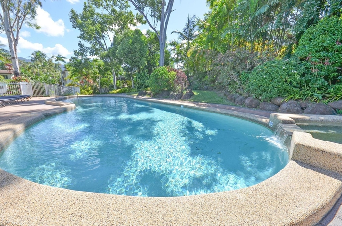 Imagen de la piscina del Aparthotel Beachfront Apartments On Trinity Beach. Foto 14