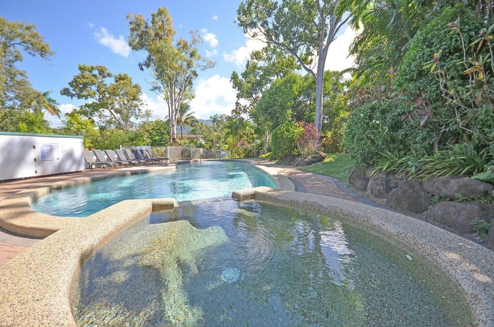 Imagen de la piscina del Aparthotel Beachfront Apartments On Trinity Beach. Foto 15