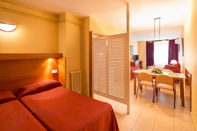 Imagen de la habitación del Aparthotel Bertran. Foto 6