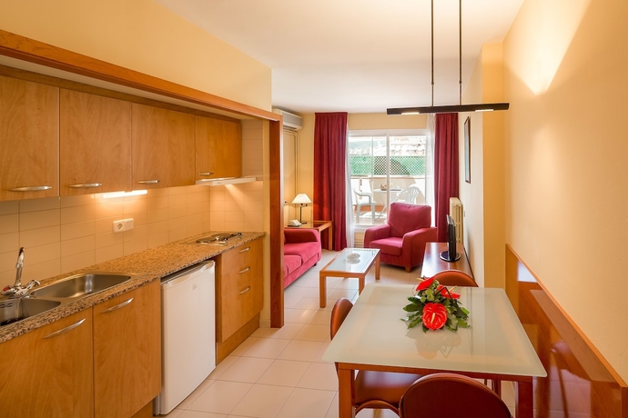 Imagen de la habitación del Aparthotel Bertran. Foto 8