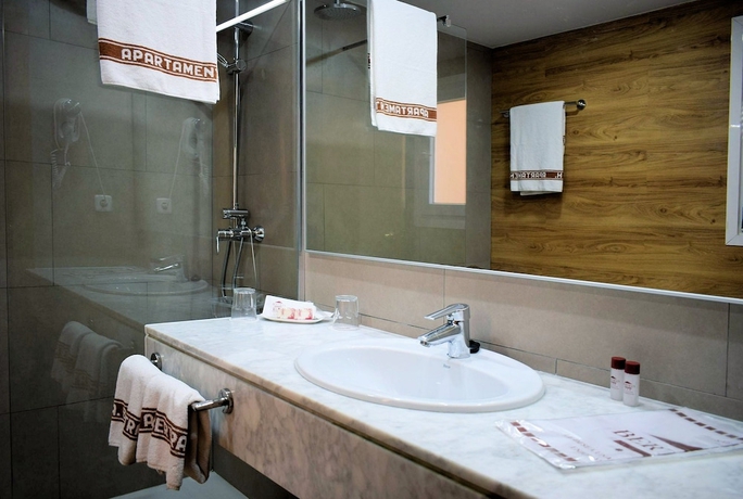Imagen de la habitación del Aparthotel Bertran. Foto 11