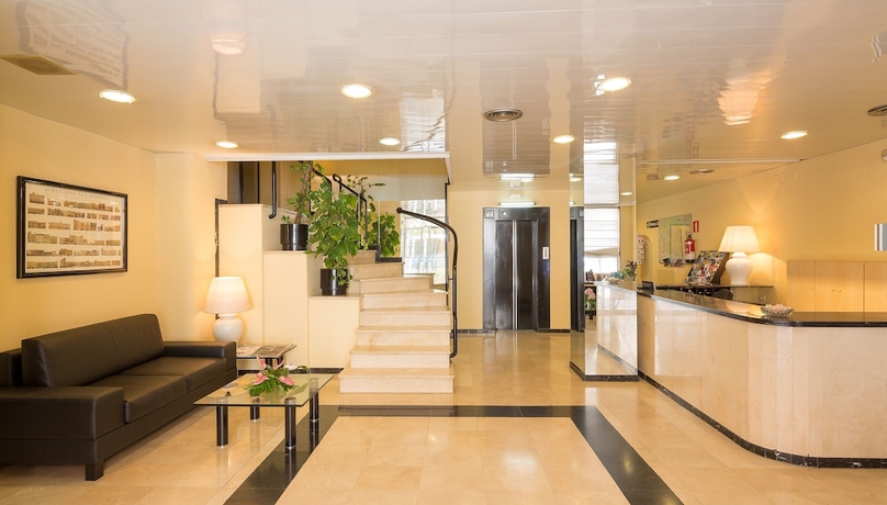 Imagen de los interiores del Aparthotel Bertran. Foto 19
