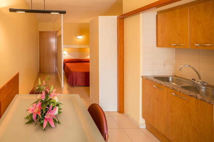 Imagen de la habitación del Aparthotel Bertran. Foto 14