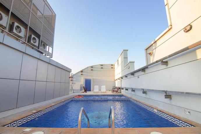 Imagen de la piscina del Aparthotel Better Living. Foto 10