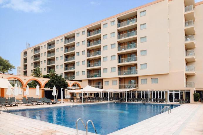 Imagen de la piscina del Aparthotel Bluesea Salina. Foto 13