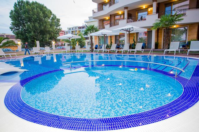 Imagen de la piscina del Aparthotel Boutique Apart Hotel Versis. Foto 19