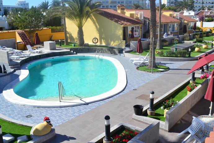 Imagen de la piscina del Aparthotel Bungalows Club Primavera. Foto 7
