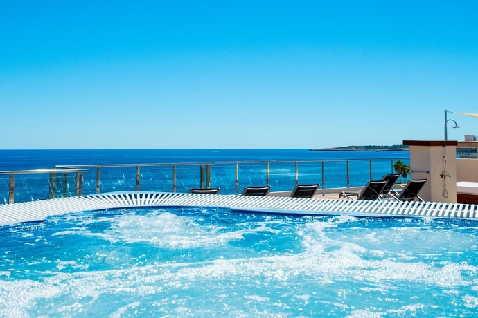 Imagen de la piscina del Aparthotel Cabot Cap de Mar Spa. Foto 17