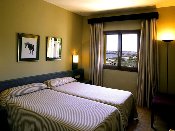 Imagen de la habitación del Aparthotel Calallonga Menorca. Foto 4