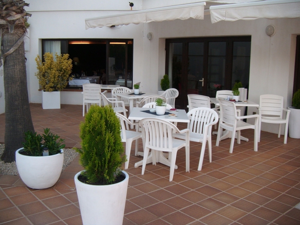 Imagen del bar/restaurante del Aparthotel Calallonga Menorca. Foto 1