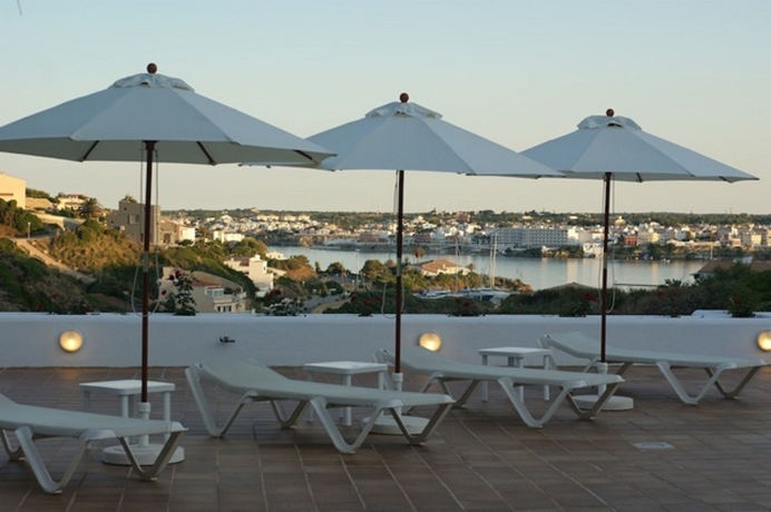 Imagen de la piscina del Aparthotel Calallonga Menorca. Foto 9