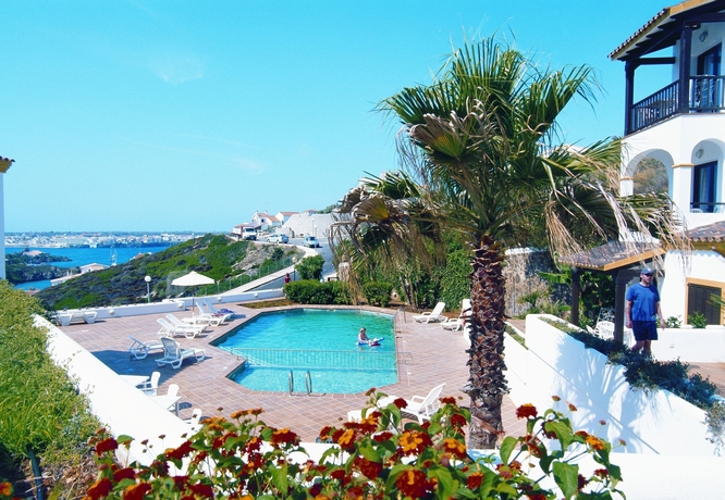 Imagen de la piscina del Aparthotel Calallonga Menorca. Foto 10