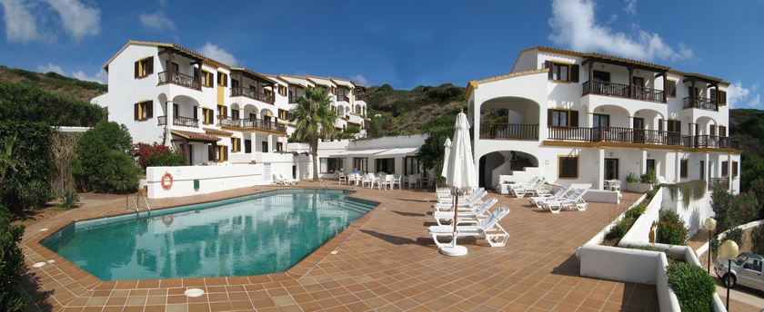 Imagen de la piscina del Aparthotel Calallonga Menorca. Foto 12
